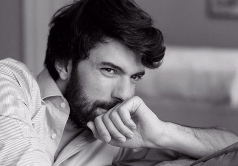 صورة النجم التركي إنجين أكيوريك بلوك مختلف تماماً فهل ناسبه؟